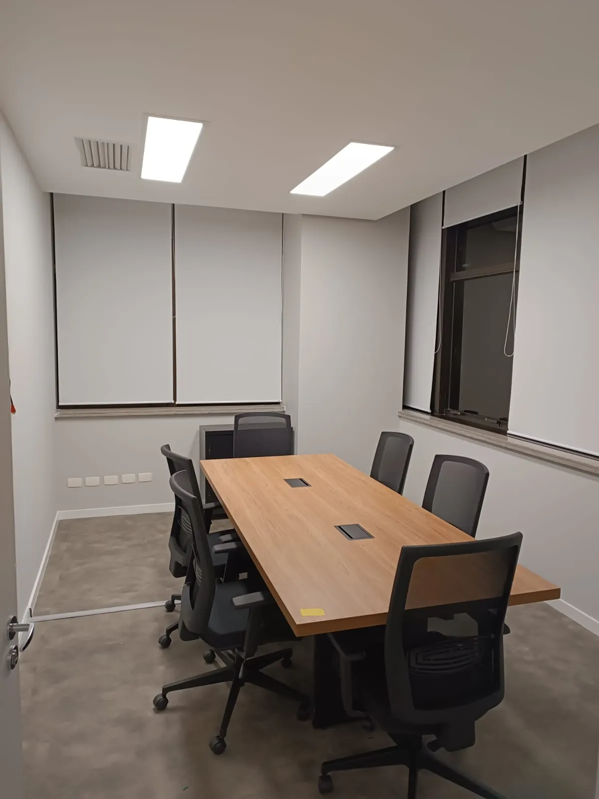 Sala de reunião iluminada — obra em Brooklin, São Paulo