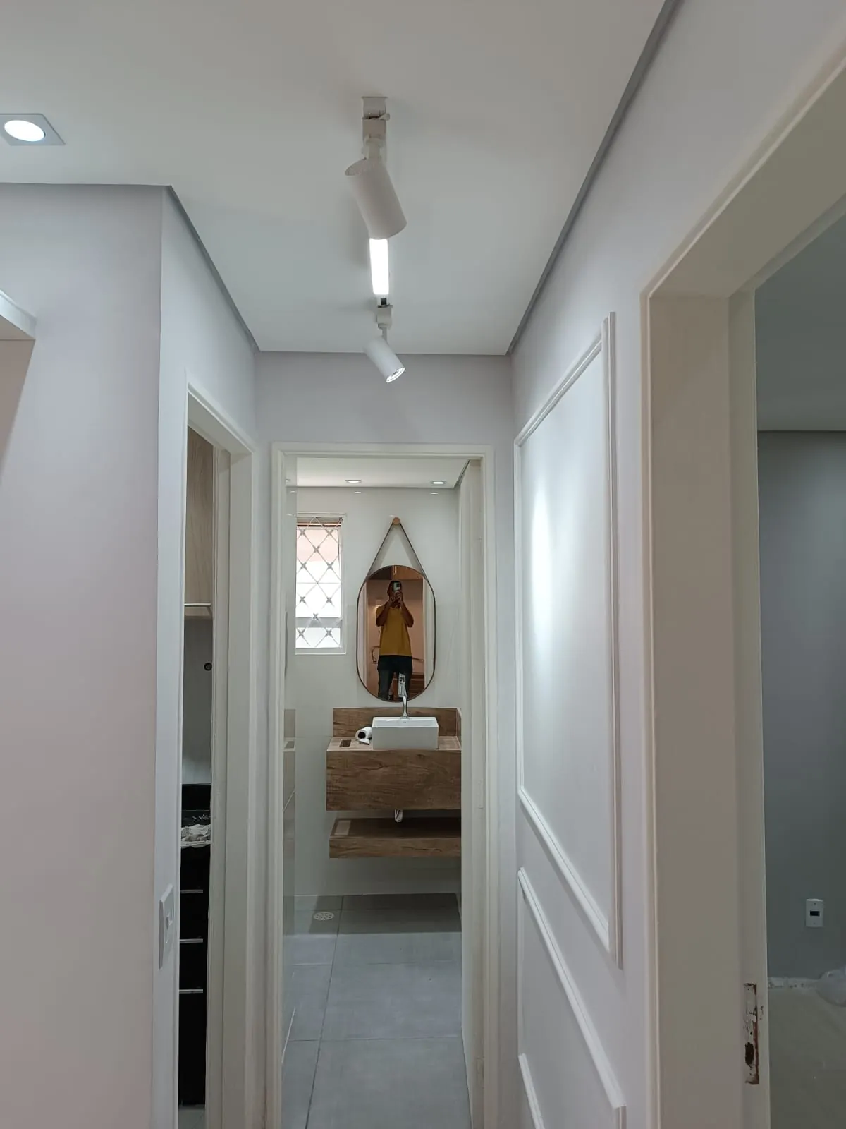Trilho no corredor — obra em Itaim Paulista, São Paulo