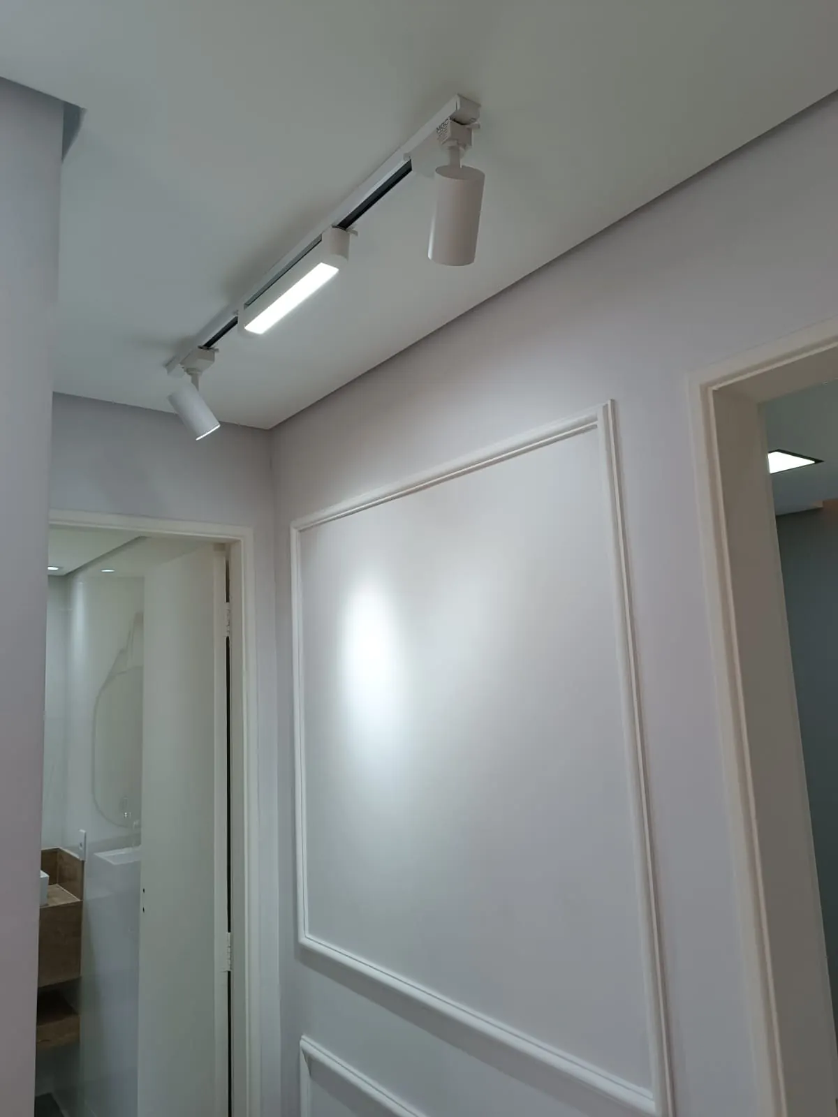 Trilho com spots — obra em Itaim Paulista, São Paulo
