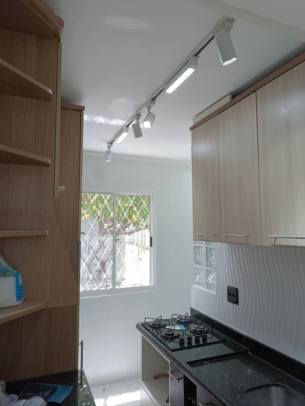 Iluminação em trilho na cozinha — obra em Itaim Paulista, São Paulo