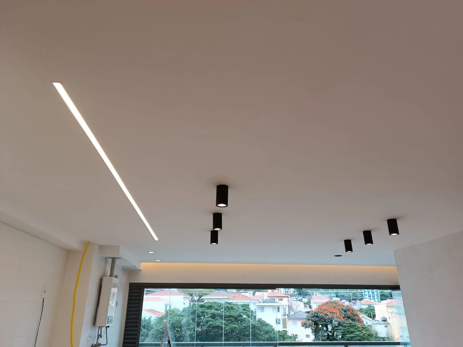 LED linear no teto — obra em Pinheiros, São Paulo