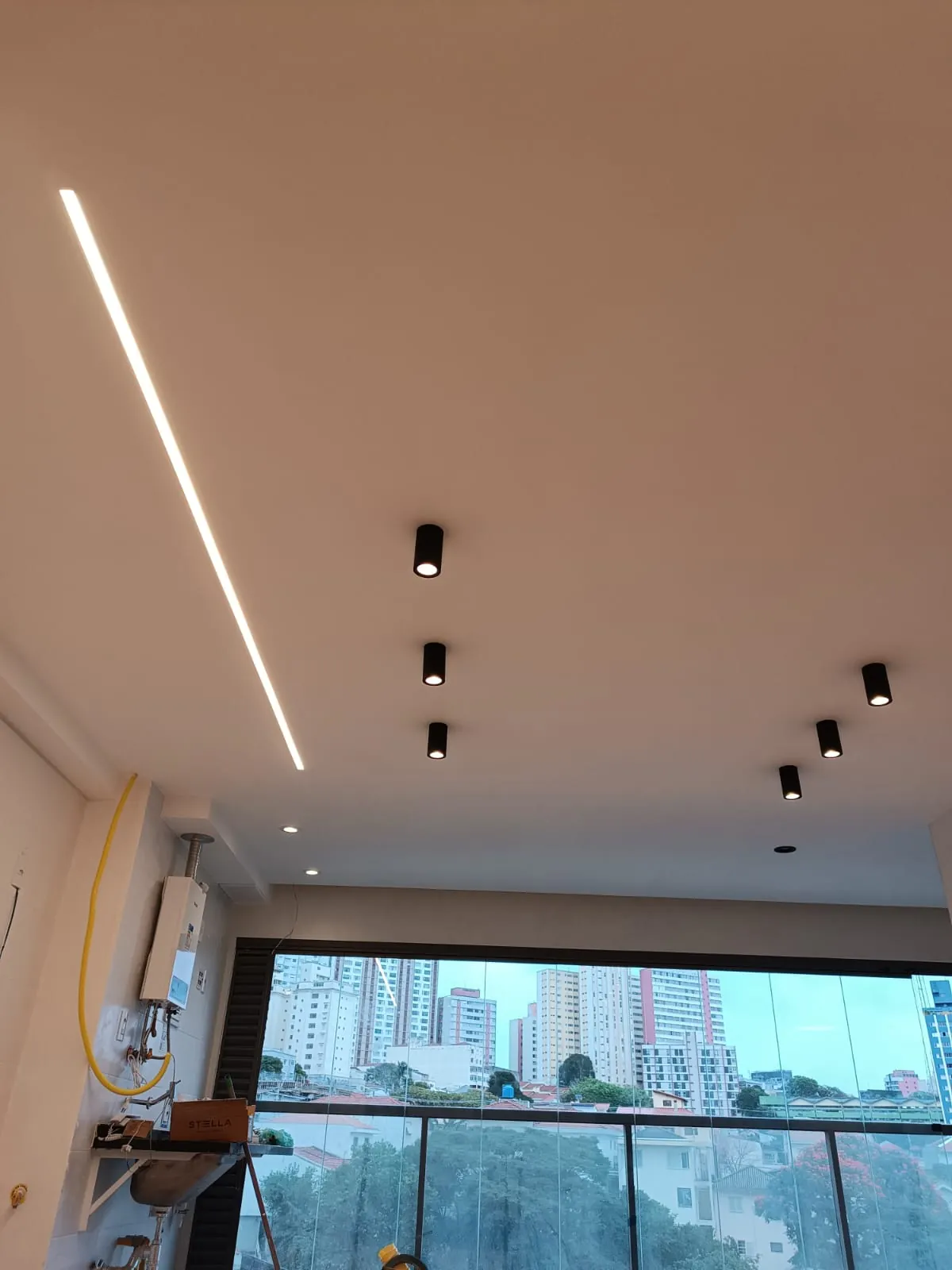 Spots e iluminação linear — obra em Pinheiros, São Paulo