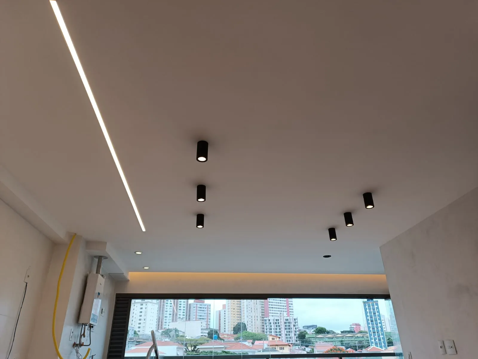 Projeto em Pinheiros com iluminação linear e pontos de luz integrados ao ambiente