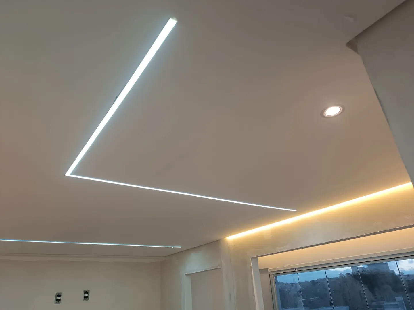 Santo Amaro — iluminação linear em ambiente residencial